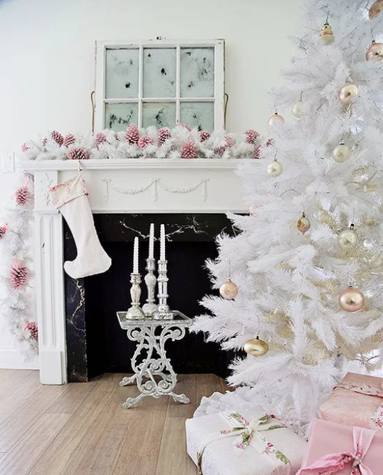 Weihnachtsbaum ganz in Weiß und Silber und dekorierter Kamin im Hintergrund