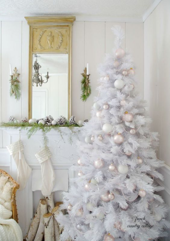 Weihnachtsbaum schmücken in Weiß und Silber schöner Blick vor dem Kamin alles ganz in Weiß