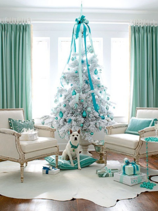 Weihnachtsbaum schmücken in Weiß und Silber sehr stilvolle Deko tolle Kombination Weiß Silber Blaugrün schöner Look