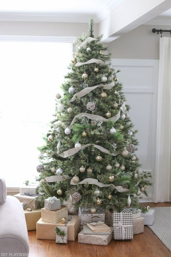 Weihnachtsbaum schmücken in Weiß und Silber viele Ornamente glänzende Girlanden