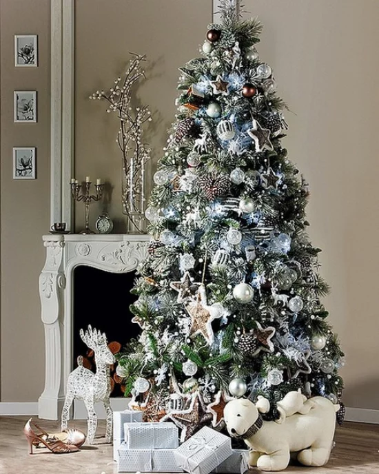 Weihnachtsbaum vor dem Kamin toll dekoriert - Hirsch Hund Geschenke
