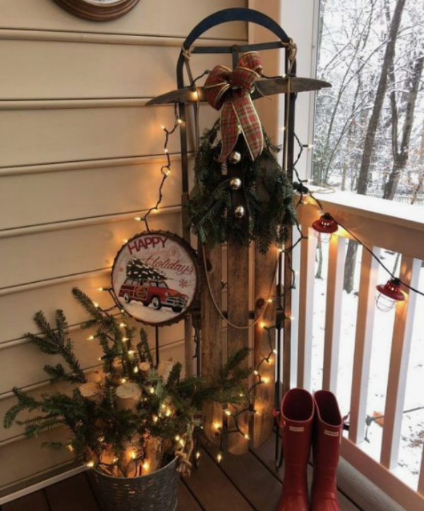 Weihnachtsdeko für Balkon bescheiden geschmückt ein paar Tannenzweige Lichter Schleife