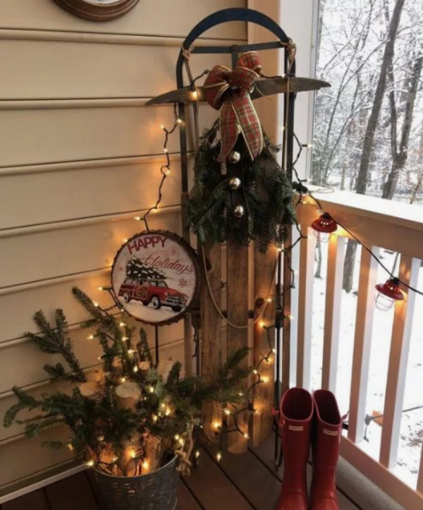 ein paar Tannenzweige und Lichter für eine bescheidene Weihnachtsdeko für Balkon 