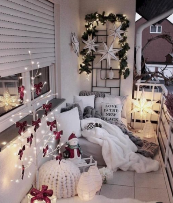 Weihnachtsdeko für Balkon dominierende Farbe Weiß winzige Akzente in Weinrot Ergebnis erstklassiger Deko Look
