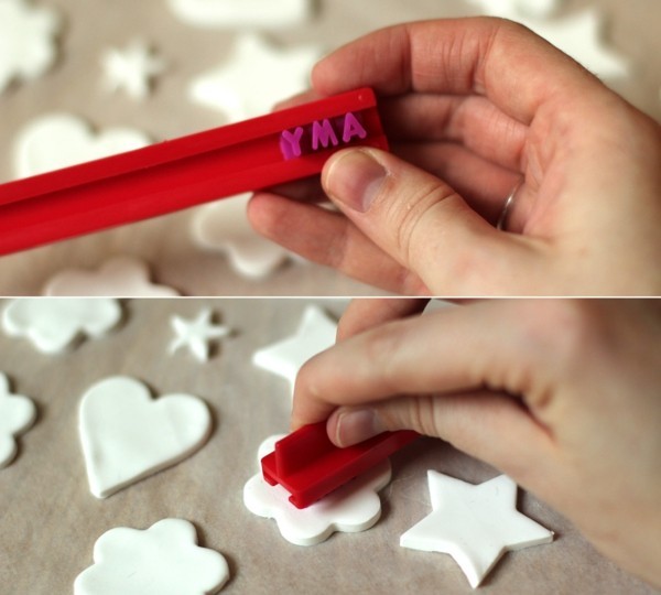 Weihnachtssterne basteln Fimo Ideen Polymer Ton weiß Buchstaben drucken