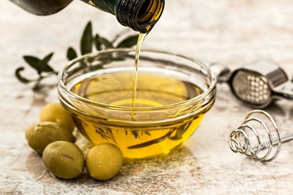 Wie ernähre ich mich gesund So gelingt Ihnen die richtige Ernährung! gesundes olivenöl gesunde fette