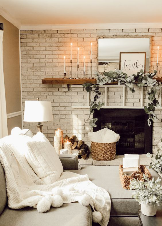 Winterdeko im Wohnzimmer dominierende Farbe Weiß ein paar beigefarbene Akzente rustikales Flair