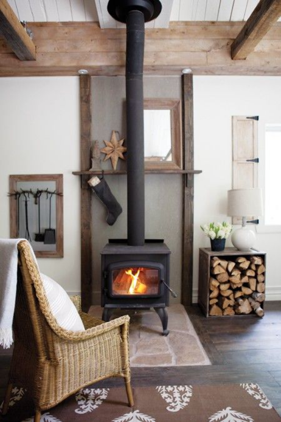 Winterdeko im Wohnzimmer eine gemütliche Ecke bescheiden dekoriert Brennholz Ofen Sessel