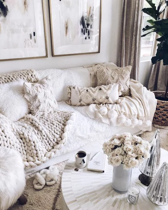 Winterdeko im Wohnzimmer ganz in Weiß - weiße Rosen auf weißem Kaffeetisch