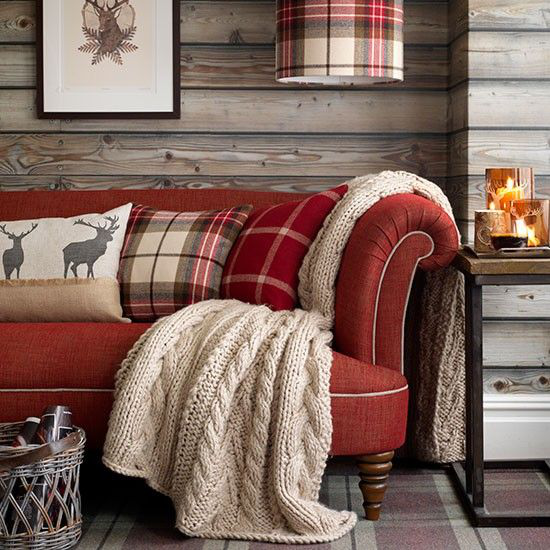 Winterdeko im Wohnzimmer handgestrickte Decke in Beige rotes Sofa Kissen gemütlich und bahaglich rustikaler Look
