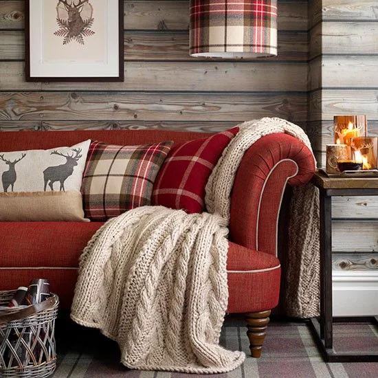 Winterdeko im Wohnzimmer - handgestrickte Decke in Beige rotes Sofa Kissen 
