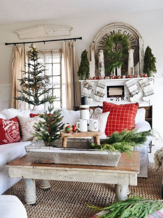 Winterdeko im Wohnzimmer rustikaler Look Holztisch vorwiegend in Weiß noch Rot und Grün hinzugefügt