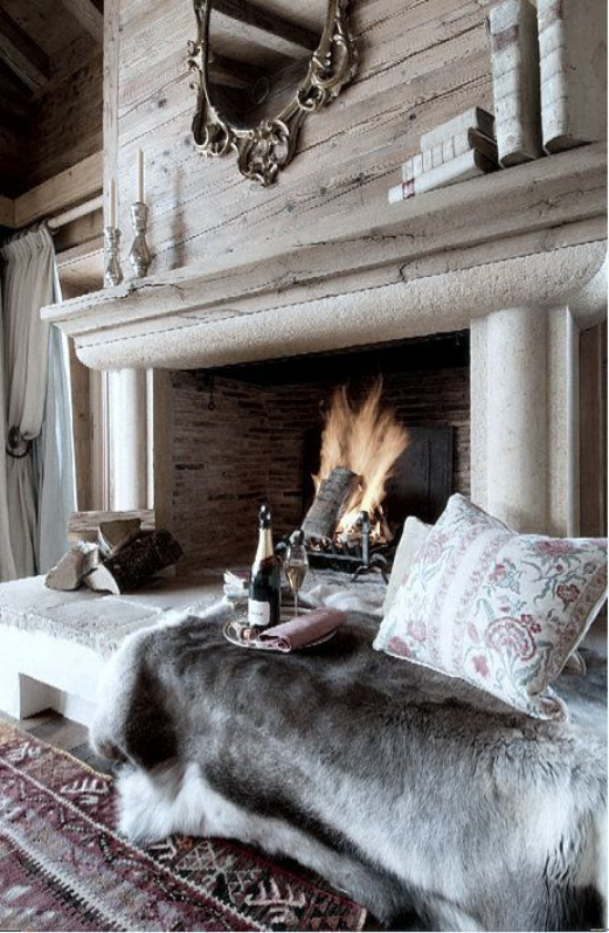 Winterdeko im Wohnzimmer rustikaler Stil großer Kamin Sitzbank davor weicher Pelz Kissen Platz für richtige Auszeit