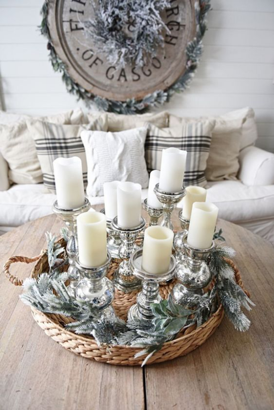Winterdeko im Wohnzimmer weiße Kerzen im flachen Flechtkorb arrangiert mit etwas Glanz und Glitzer ein echter Blickfang