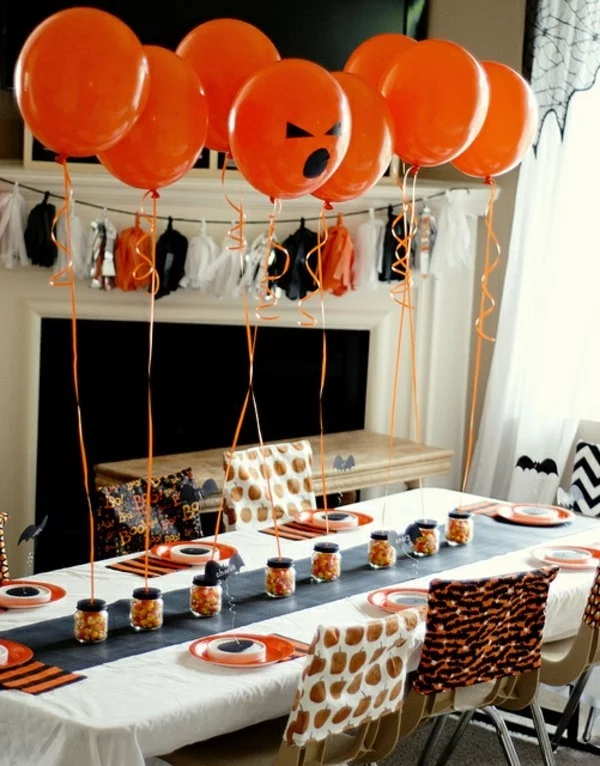 einfache halloween deko tisch mit luftballons
