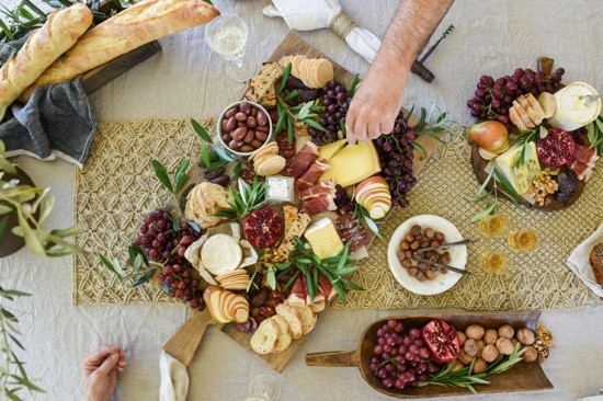 grazing table kaltes buffet food trend