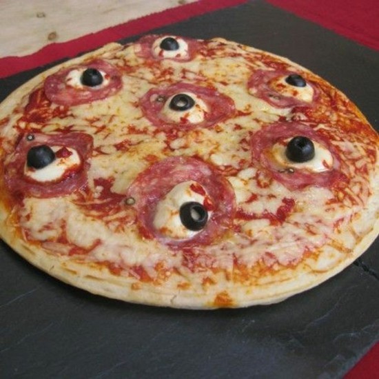 halloween augäpfel pizza belag ideen mozzarella oliven