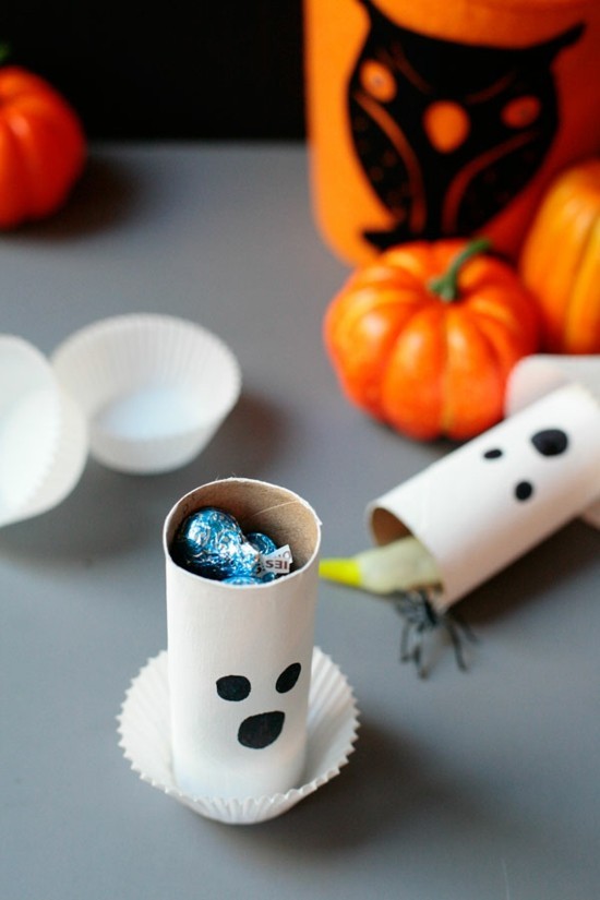 halloween gespenster basteln aus klorollen süßigkeiten