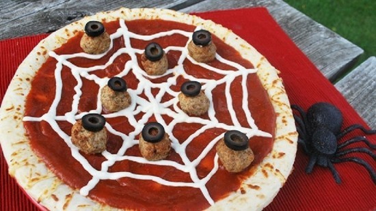 halloween spinnennetz pizza belag ideen oliven fleischklöße