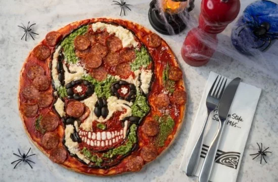 kunstvolle pizza belag ideen zu halloween totenkopf