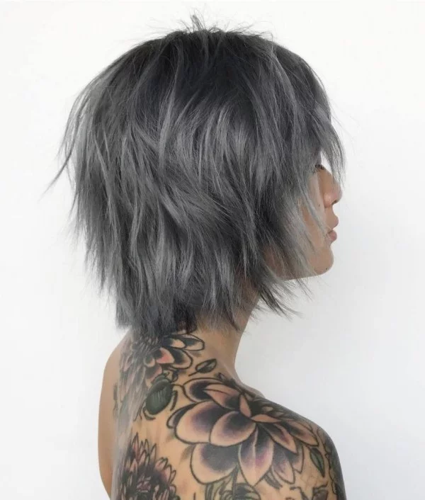 kurzer Haarschnitt - Tattoos - trendige Frisuren güt graue Haare