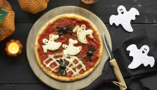 leckere pizza belag ideen zu halloween mit spinnen und geistern