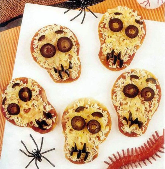 mini halloween pizza belag ideen totenköpfe