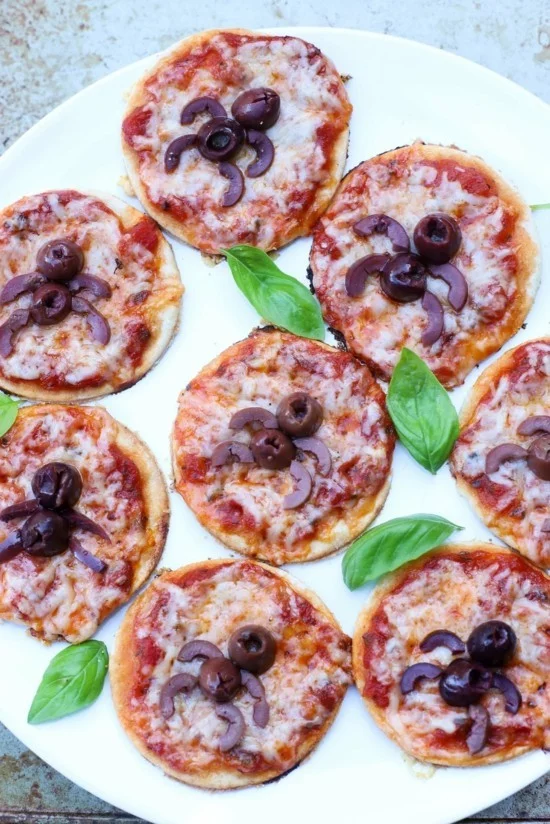 mini pizza belag ideen halloween spinnen oliven