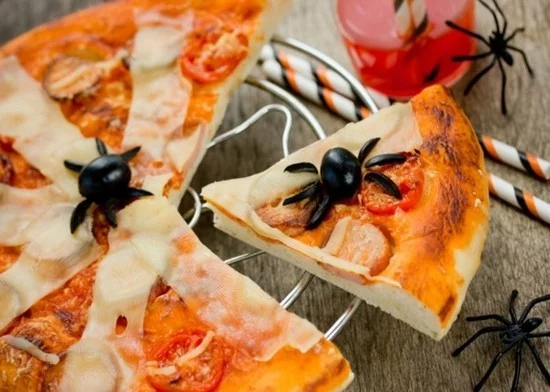 oliven spinnen halloween pizza belag ideen