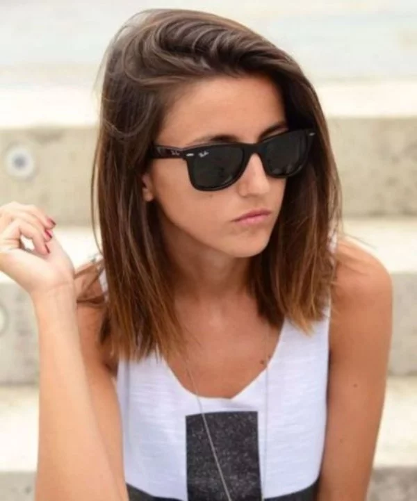 trendige Frisuren mit einem sommerlichen Outfit - junge Frau mit Sonnenbrille