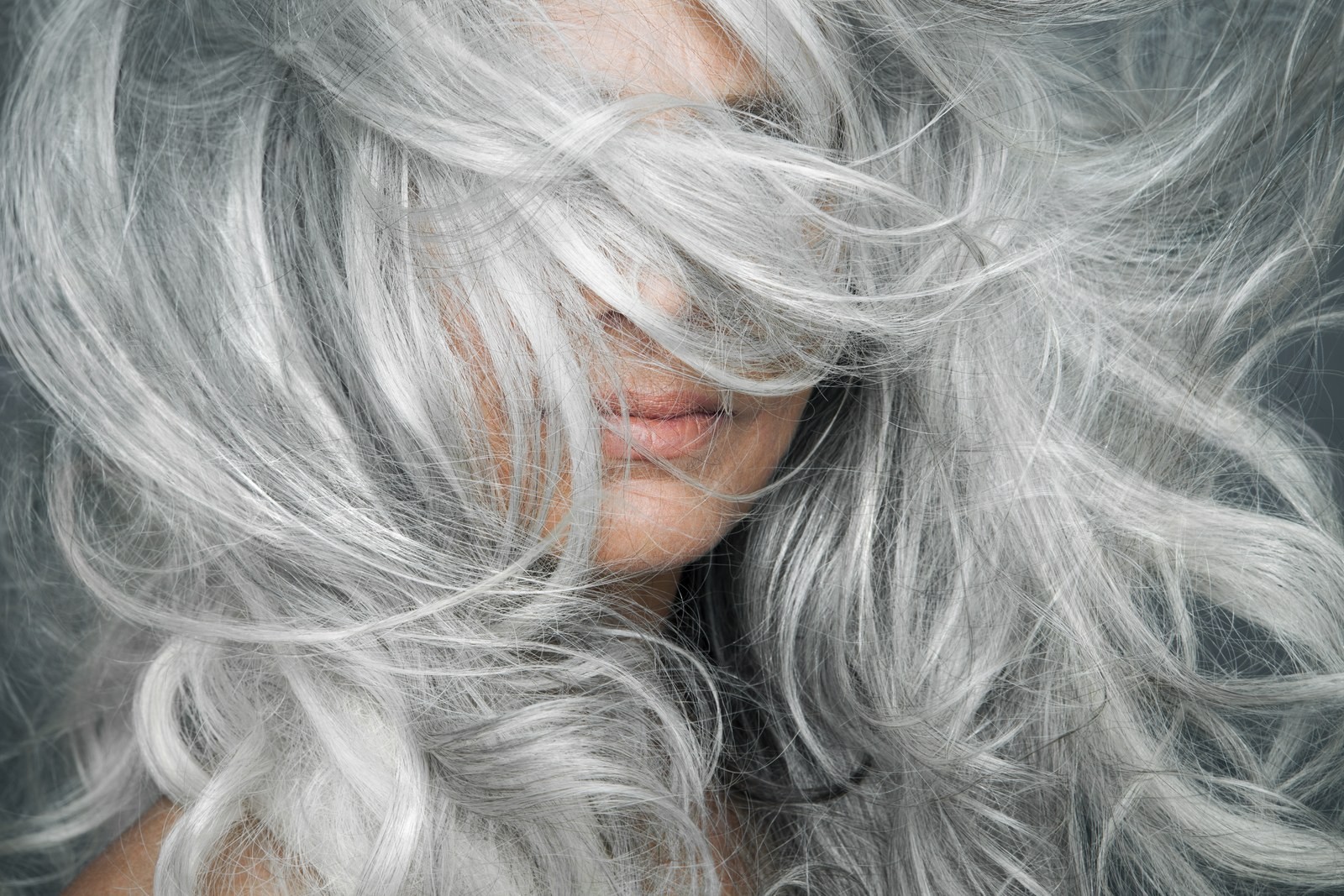 Haare grau färben Tipps, Mittel und mehr zum Trend selbst!