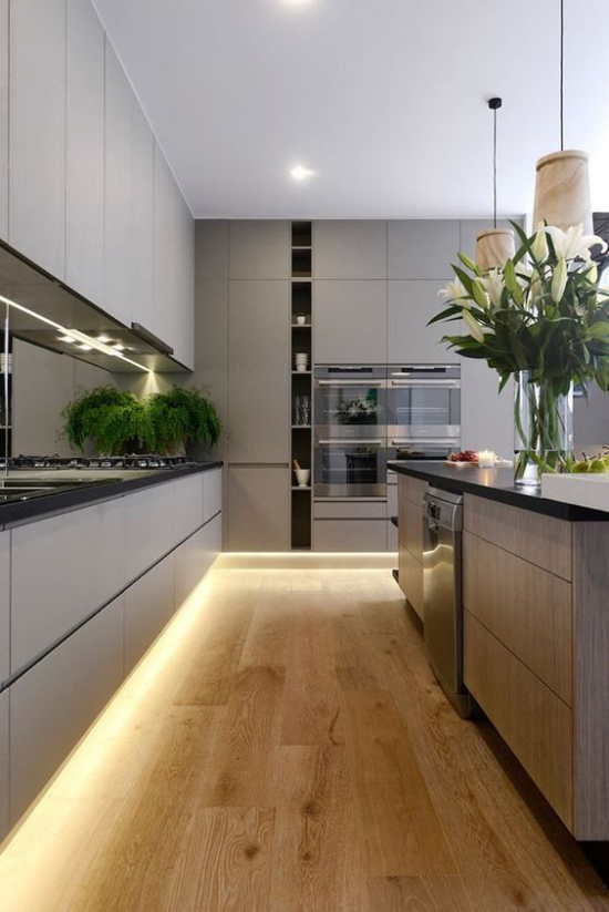 Akzente im Interieur setzen LED Hintergrundbeleuchtung in der modernen Küche grüne Pflanzen