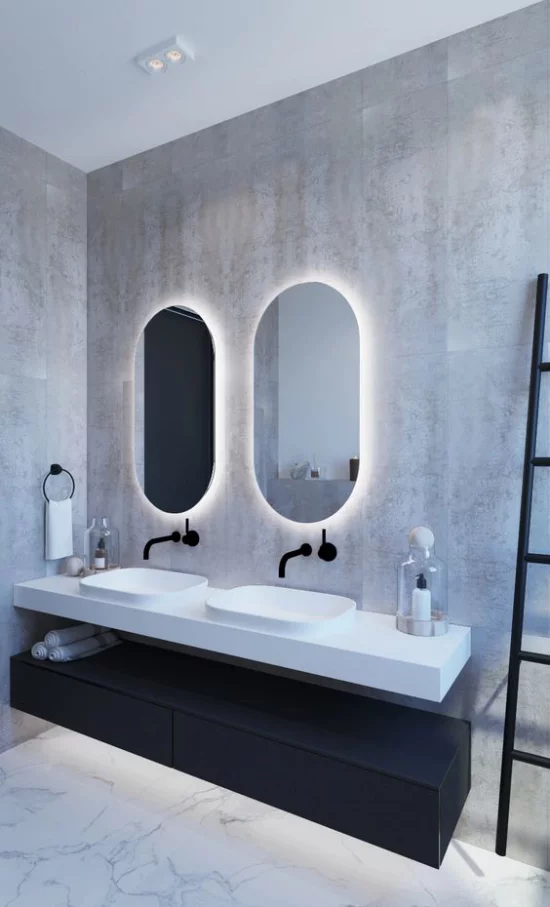 Akzente im Interieur setzen eingebaute Hintergrundbeleuchtung im Bad hinter Badspiegeln