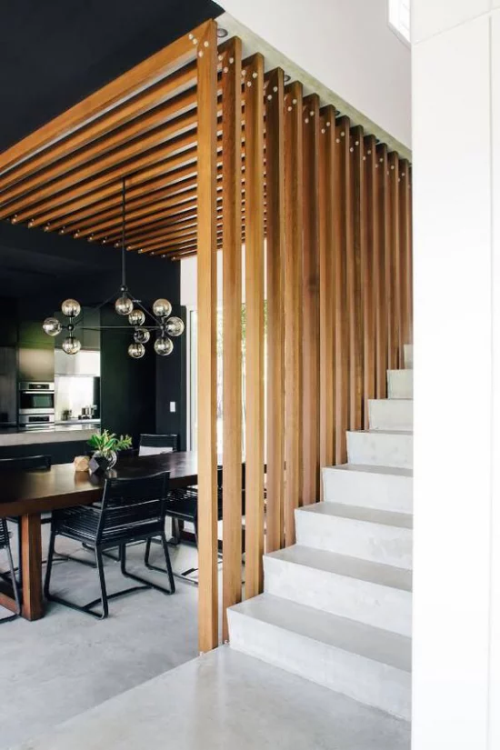 Akzente im Interieur setzen moderner Raumteiler aus Holz trennt das Esszimmer vom Treppenhaus