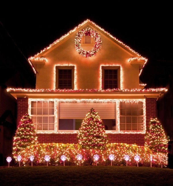 Außenbeleuchtung zu Weihnachten anbringen – 30 festliche Ideen und Tipps außenlichter in rot und gelb tannen