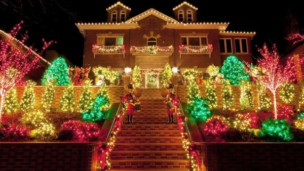 Außenbeleuchtung zu Weihnachten anbringen – 30 festliche Ideen und Tipps buntes haus mit rot und grünen lichtern