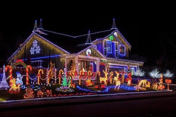 Außenbeleuchtung zu Weihnachten anbringen – 30 festliche Ideen und Tipps buntes haus mit viel lichter deko