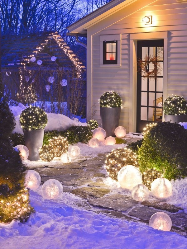 Außenbeleuchtung zu Weihnachten anbringen – 30 festliche Ideen und Tipps einfache hübsche deko mit großen lichtern
