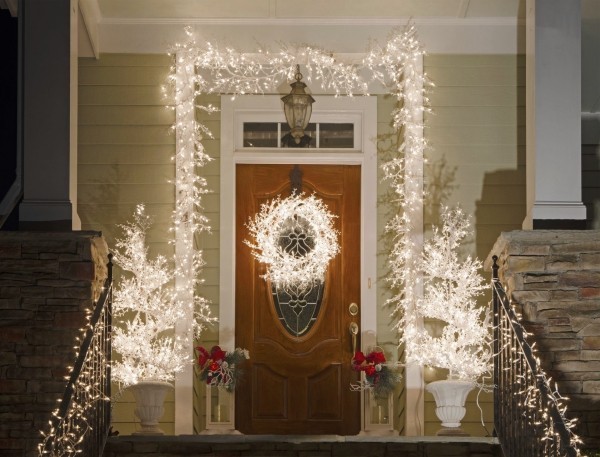 Außenbeleuchtung zu Weihnachten anbringen – 30 festliche Ideen und Tipps eingang zentrallpunkt kranz und rahmen licht