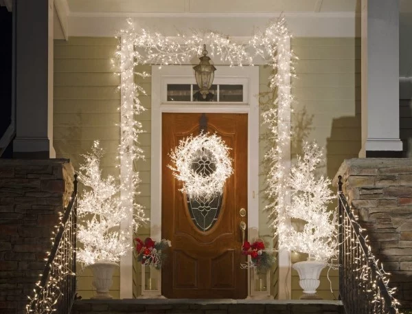 Außenbeleuchtung zu Weihnachten anbringen – 30 festliche Ideen und Tipps eingang zentrallpunkt kranz und rahmen licht