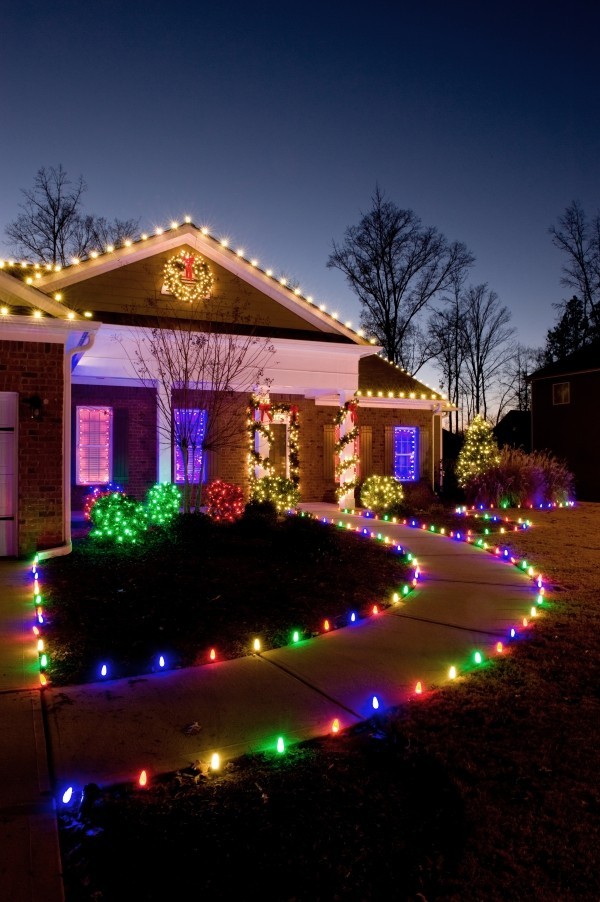 Außenbeleuchtung zu Weihnachten anbringen – 30 festliche Ideen und Tipps gehwege bunt dekorieren leds
