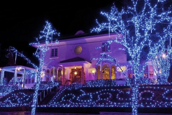 Außenbeleuchtung zu Weihnachten anbringen – 30 festliche Ideen und Tipps haus mit blauen lichtern natur