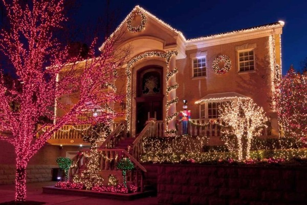 Außenbeleuchtung zu Weihnachten anbringen – 30 festliche Ideen und Tipps haus mit roten und gelben lichtern bäume