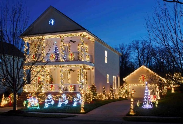 Außenbeleuchtung zu Weihnachten anbringen – 30 festliche Ideen und Tipps hohe weihnachtsdeko gelb