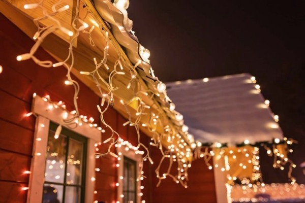 Außenbeleuchtung zu Weihnachten anbringen – 30 festliche Ideen und Tipps hängende lichter an dachrinnen