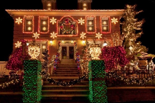 Außenbeleuchtung zu Weihnachten anbringen – 30 festliche Ideen und Tipps hübsche lichter in grün und rot