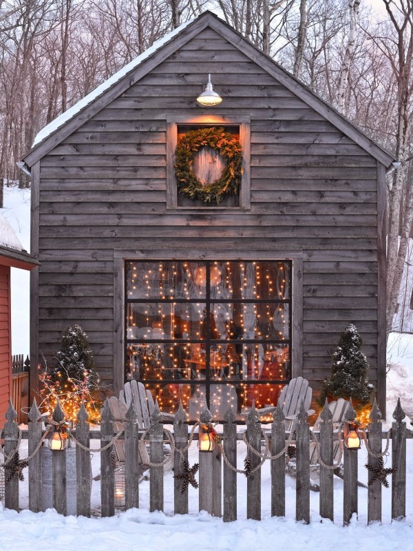 Außenbeleuchtung zu Weihnachten anbringen – 30 festliche Ideen und Tipps landhaus klein holz mit einfachen lichtern