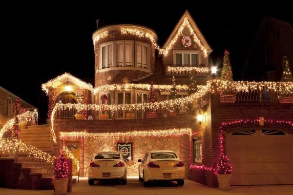 Außenbeleuchtung zu Weihnachten anbringen – 30 festliche Ideen und Tipps lichter gelb mit treppen und garage