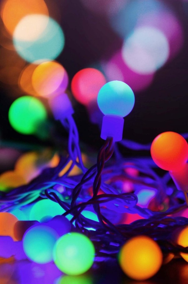 Außenbeleuchtung zu Weihnachten anbringen – 30 festliche Ideen und Tipps lichterkette mit großen lichtern