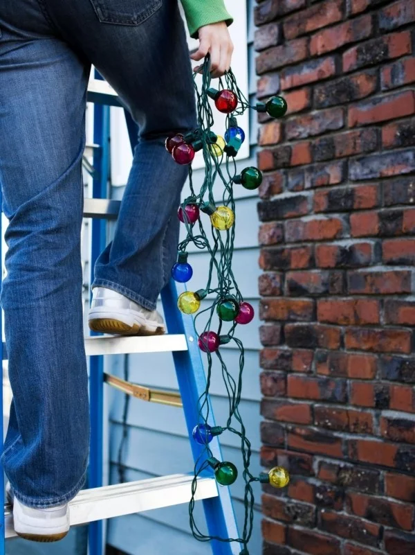 Außenbeleuchtung zu Weihnachten anbringen – 30 festliche Ideen und Tipps lichterketten richtig aufhängen leiter